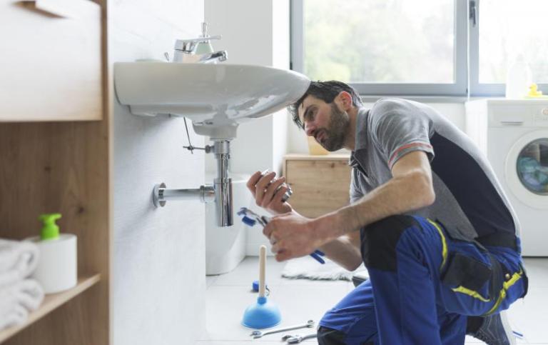 Les compétences indispensables d'un plombier sanitaire pour vos installations